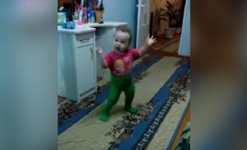 Зашел к маме видео. Мальчик танцует дома и заходит мама. Маленькая дочь танцует фото. Маленькая пила танцует под песню.
